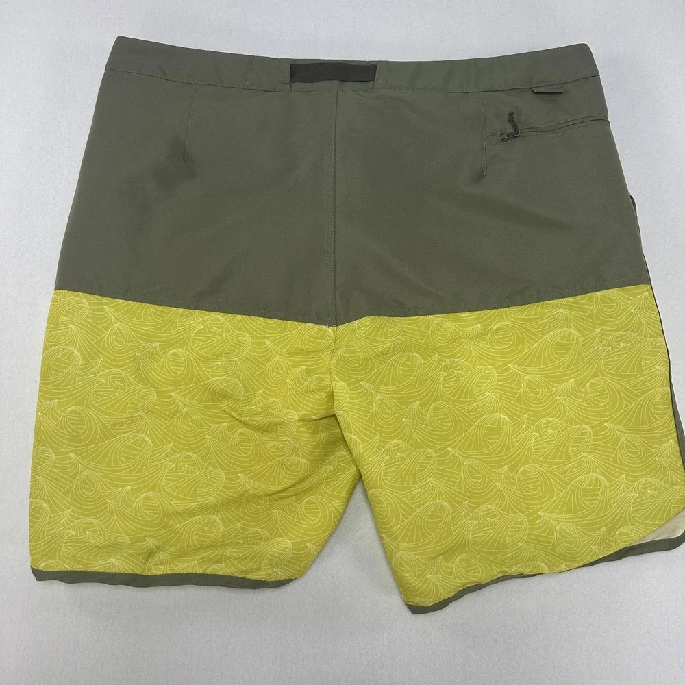 Helly Hansen Board Shorts Mens XL Green Yellow Geometric Surf Swim Trunks UPF 50